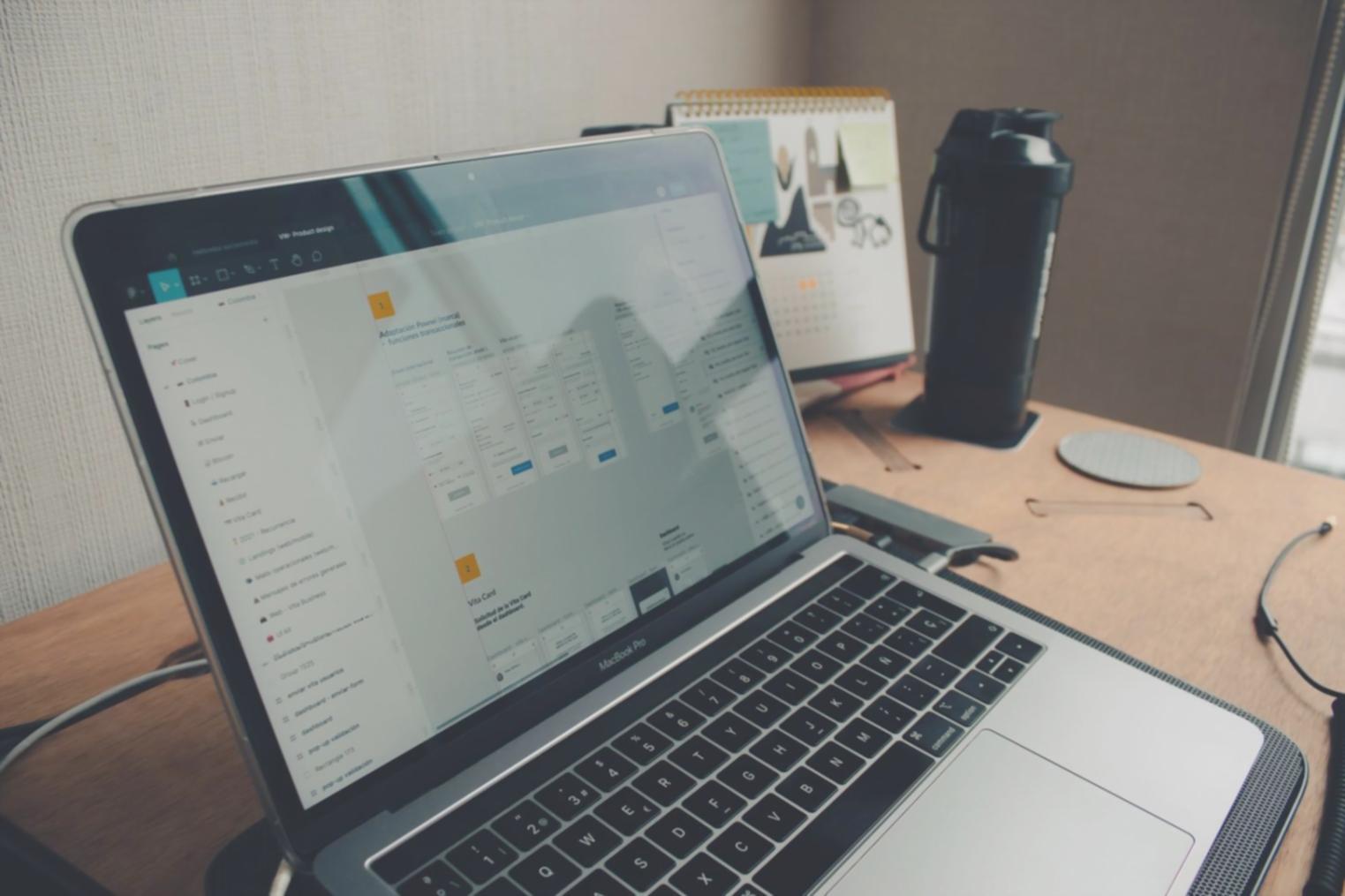 Espace de travail moderne avec outils d'analyse